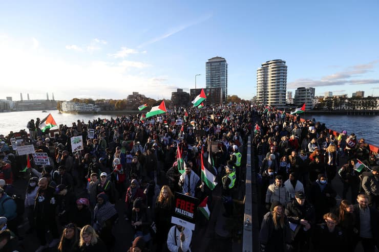 גשר ווקסהול בריטניה לונדון הפגנה פרו פלסטינית נגד ישראל חרבות ברזל