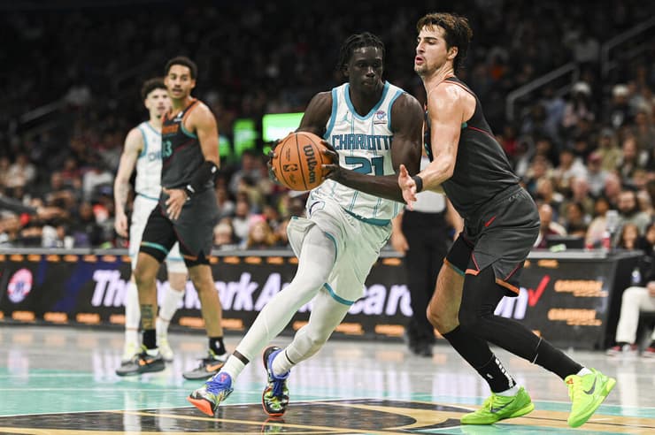 שחקן וושינגטון וויזארדס דני אבדיה שומר על שחקן שארלוט הורנטס פי.ג'יי ת'ור