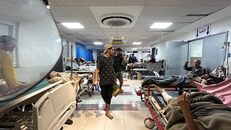 "המחסור בחשמל, מים ומזון מסכן חיים באופן מיידי". בית חולים שיפא (צילום: Khader Al Zanoun / AFP) בית חולים שיפא ב עזה