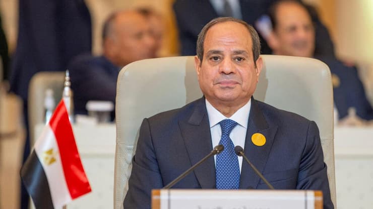 נשיא מצרים א-סיסי. הציע הצעה שנועדה "להניע את המצב קדימה"
(צילום: רויטרס / Saudi Press Agency/Handout) נשיא מצרים עבד אל-פתאח א-סיסי מגיע לפסגה הערבית-אסלאמית בסעודיה