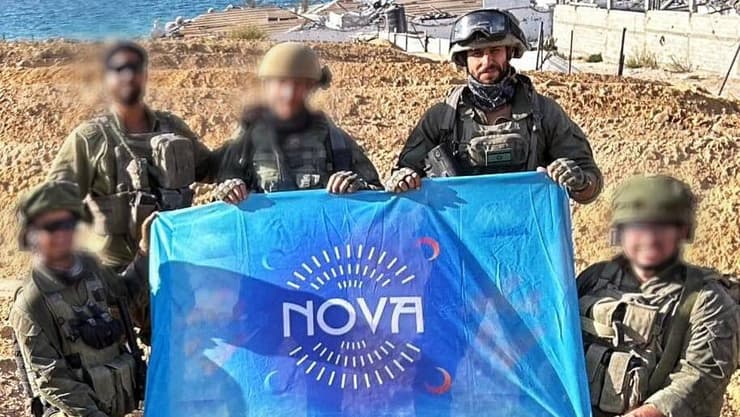 עידן עמדי וחבריו לצוות מניפים את דגל נובה על החוף בעזה עידן עמדי וחבריו לצוות מניפים את דגל נובה על החוף בעזה