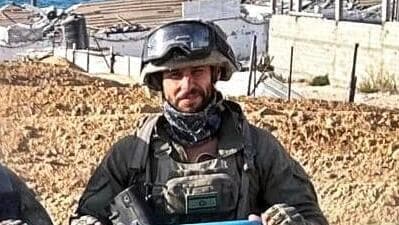 עידן עמדי עידן עמדי וחבריו לצוות מניפים את דגל נובה על החוף בעזה