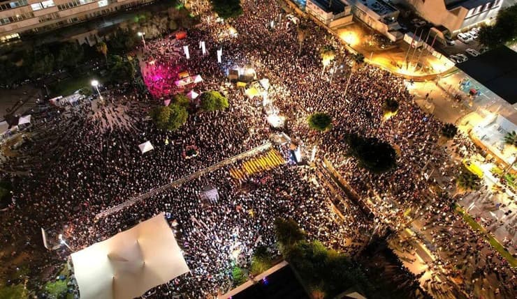 אלפים הגיעו לרחבת מוזיאון תל אביב לעצרת ב"כיכר החטופים"