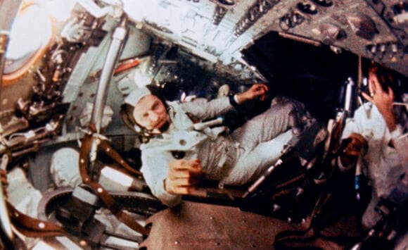 משימה חשובה, אבל כולן היו משימות חשובות. בורמן בתא הפיקוד במהלך משימת אפולו 8