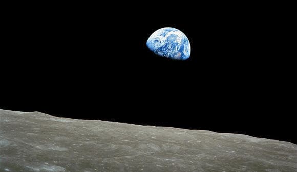 אחד הסמלים של תוכנית אפולו. הצילום המפורסם של זריחת כדור הארץ מעל אופק הירח