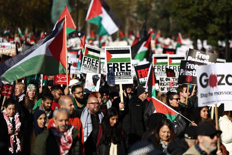 בריטניה יום הזיכרון לונדון מפגינים נגד ישראל בעד ה פלסטינים חרבות ברזל