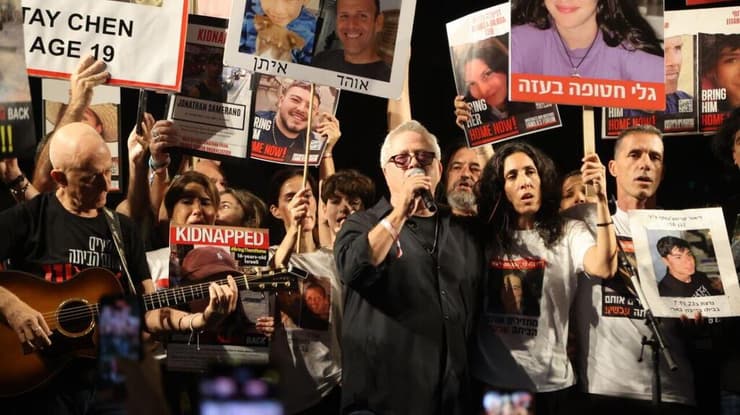 שלמה ארצי בכיכר החטופים. עשרות אמנים ישתתפו בטקס המשפחות (צילום: מוטי קמחי) שלמה ארצי מופיע בעצרת ב"כיכר החטופים"