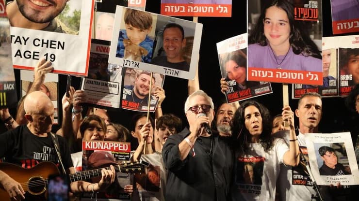 שלמה ארצי מופיע בעצרת ב"כיכר החטופים" (צילום: מוטי קמחי) שלמה ארצי מופיע בעצרת ב"כיכר החטופים"