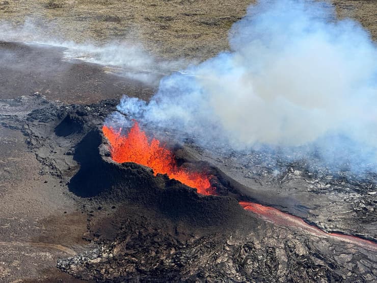 איסלנד מחכים ל התפרצות הר געש