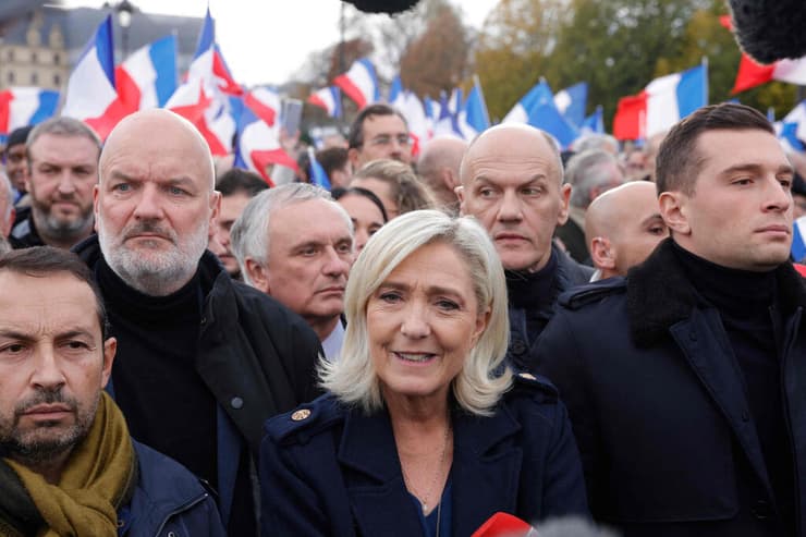 צרפת הפגנה נגד אנטישמיות פריז מרין לה פן