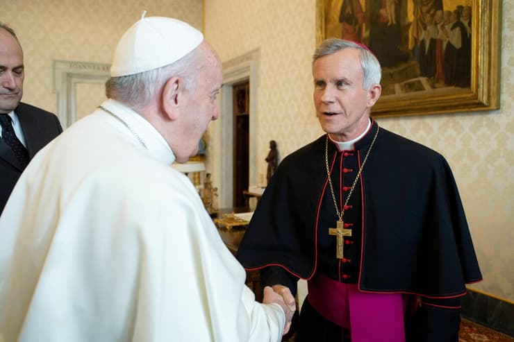  אפיפיור פרנסיסקוס עם בישוף ג'וזף סטריקלנד שנת 2020
