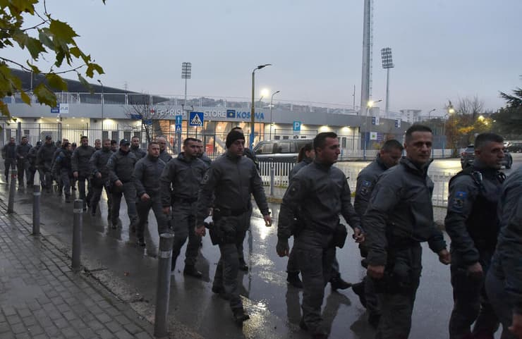 כוחות המשטרה הקוסובריים נערכים לאבטחת המשחק בין ישראל לקוסובו באצטדיון פאדיל ווקרי