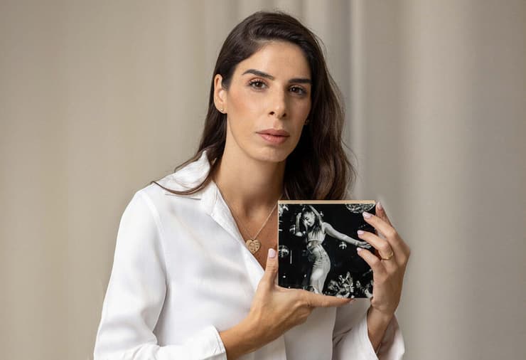 חן זנדר עונדת שרשרת שעליה מוטבעת דמותה של אחותה