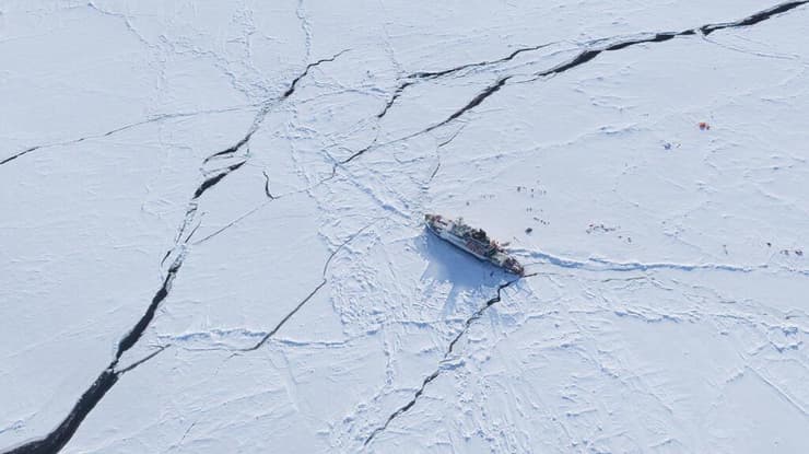 ספינה שטה באזור הארקטי