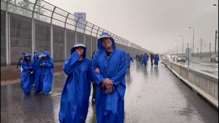 משפחות החטופים צועדות בגשם מתל אביב ללשכת רה"מ בירושלים