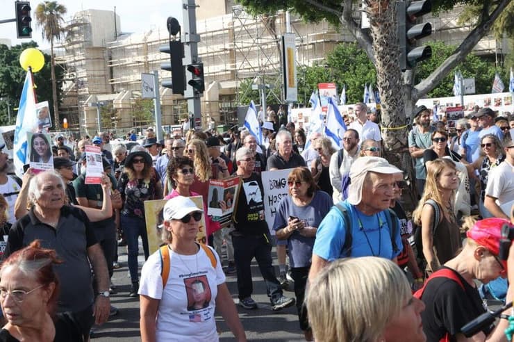 משפחות החטופים צועדות ללשכת רה"מ בירושלים מכיכר החטופים בתל אביב