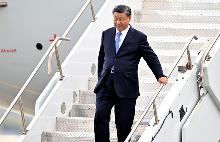 נשיא סין שי ג'ינפינג נוחת ב קליפורניה