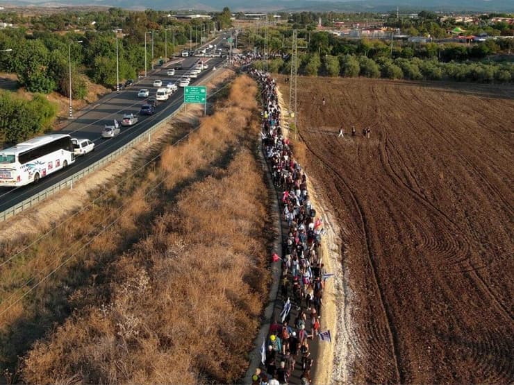 צעדת משפחות החטופים בדרך לבית חשמונאי