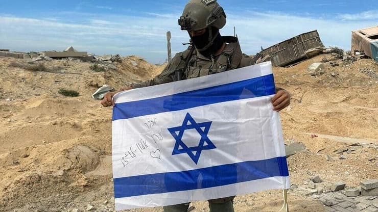 א' הניף דגל ברצועת עזה עם שמה ולזכרה של סמלת עדן אלון לוי