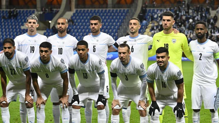 עוד משחק במתוכנת לא שגרתית. נבחרת ישראל (AP Photo/Denes Erdos) שחקני נבחרת ישראל, תמונה קבוצתית