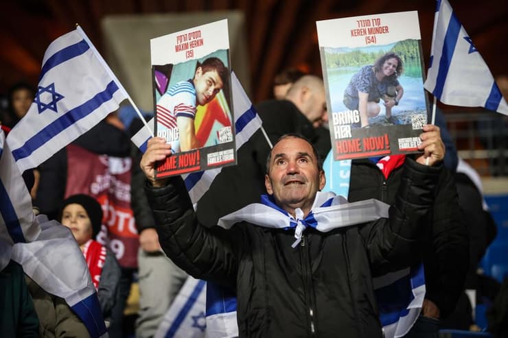 אוהדי ישראל עם תמונות חטופים בהונגריה, במשחק נבחרת ישראל נגד שווייץ במוקדות יורו 2024