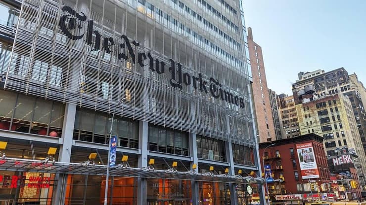 שלטי החוצות סביב בניין מערכת בניו יורק טיימס שפרסם ארגון CAMERA לגינוי אופן סיקור תלישת כרזות החטופים