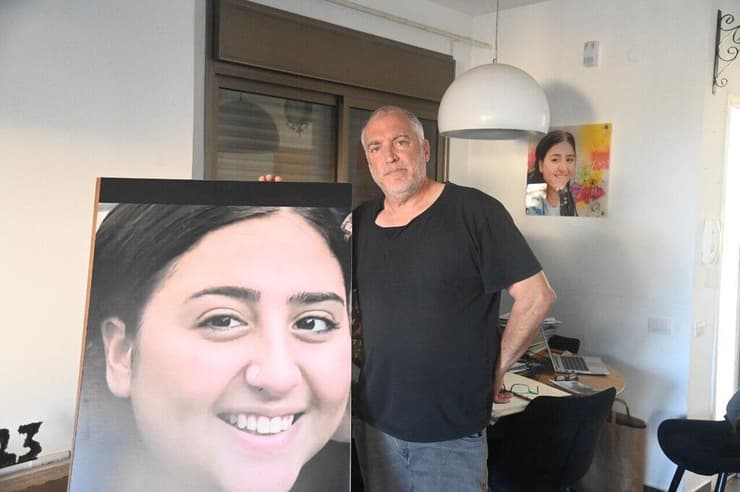 ארכיון. איל אשל עם תמונתה של רוני ז"ל (צילום: יאיר שגיא ) אייל אשל אביה של רוני ז״ל התצפיתנית