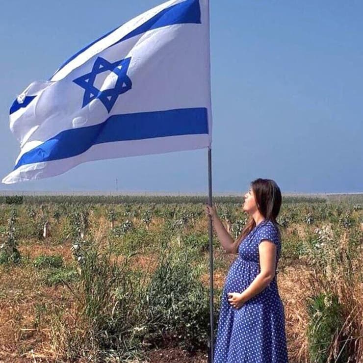 IMAHOT (אימהות) הוא מותג ישראלי כחול-לבן לבגדי היריון והנקה בסגנון שמשלב בין נוחות לסטייל. 
