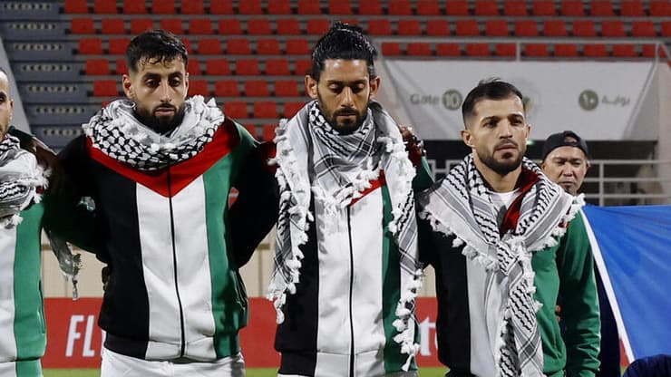 נבחרת פלסטין עטאא ג'אבר (שני מימין)