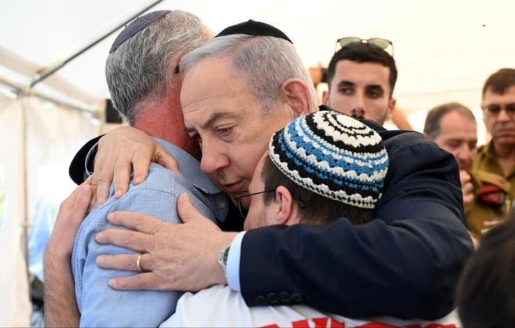 נתניהו בניחום אבלים אצל משפחת לייטר בשנה שעברה (צילום: חיים צח, לע"מ) בנימין ושרה נתניהו בניחום אבלים אצל משפחתו של רס״ן משה ידידיה לייטר ז״ל