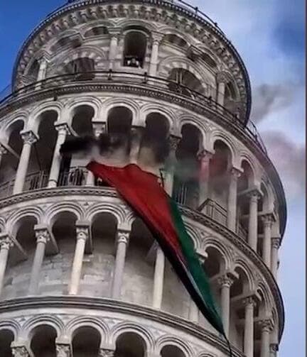 דגל פלבטין נתלה ממגדל פיזה איטליה