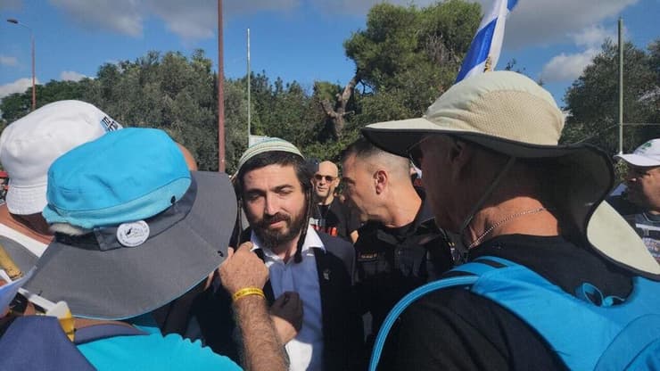 חבר הכנסת צבי סוכות מגורש מצעדת משפחות החטופים