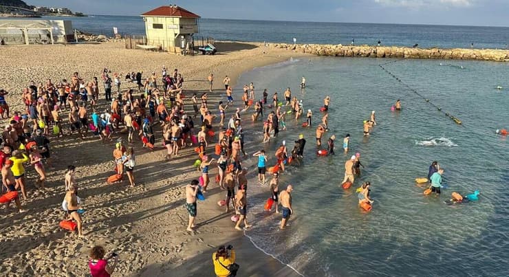 כ-300 שחיינים במשחה חברת בחוף בת-גלים, למען החזרת החטופים מעזה