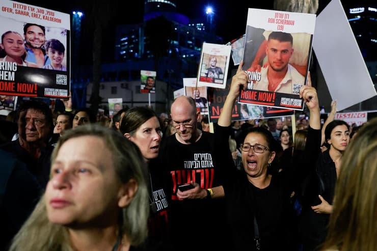 עצרת של משפחות החטופים והנעדרים בתל אביב