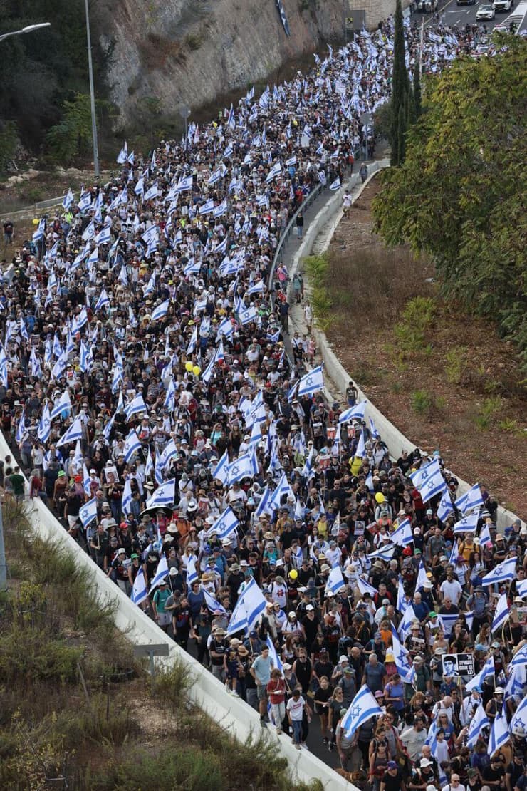 משפחות החטופים צועדות בכניסה לירושלים למשרד רה"מ
