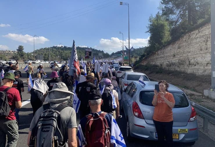 משפחות החטופים מתארגנות ליציאה ממחלף עין חמד ביום האחרון של הצעדה למשרד רה"מ בירושלים
