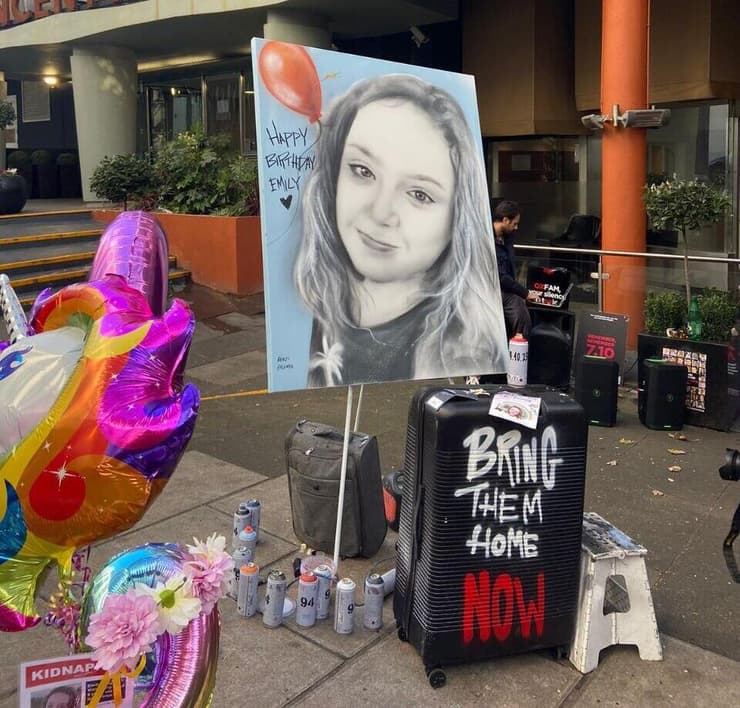 מיצג יום הולדת 9 לאמילי הנד הנד מחוץ למשרדי Save the Children International בלונדון, בריטניה