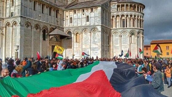 הפגנה פרו פלסטינית במגדל פיזה, איטליה