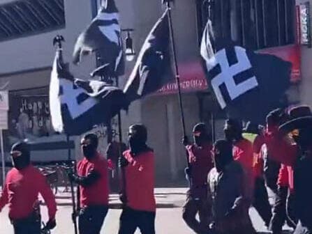 צעדה של נאצים ניאו-נאצים ברחובות העיר מדיסון וויסקונסין ארה"ב אנטישמיות