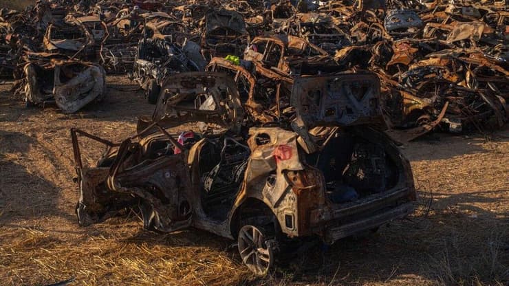 "לפתע הופיע רכב ובתוכו נמלטים". מגרש המכוניות ובו הרכבים השרופים שנמצאו במתחם המסיבה ו"בכביש הדמים" (צילום: יובל חן ) פרעות "נובה" מגרש המכוניות שהוקם בשדה פתוח עם כ 1000 מכוניות מפויחות של נרצחי המסיבה ברעים