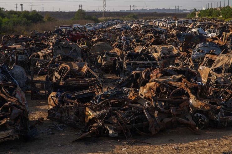 פרעות "נובה" מגרש המכוניות  שהוקם בשדה פתוח עם כ 1000 מכוניות מפויחות של נרצחי המסיבה ברעים