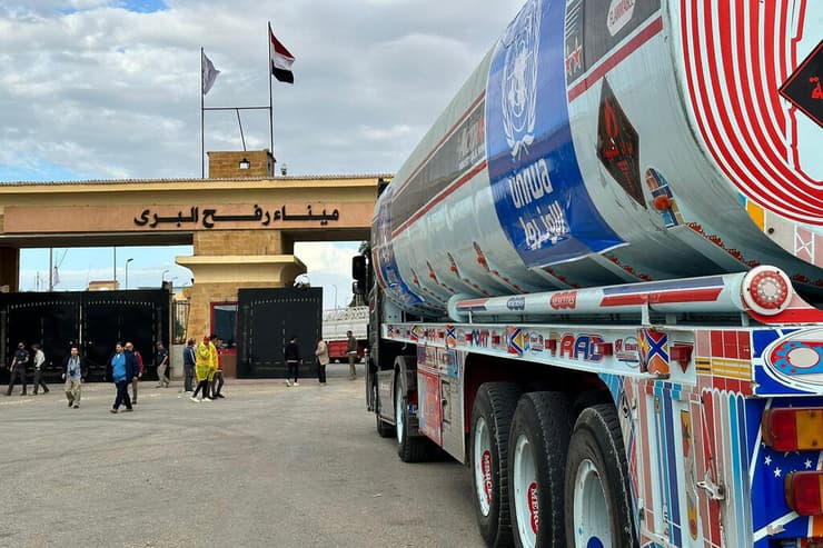 מעבר רפיח מצרים משאית דלק מחכה להיכנס ל עזה