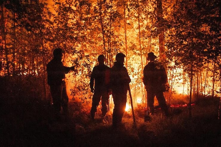 כבאים מנסים לכבות שריפה ענקית ברוסיה