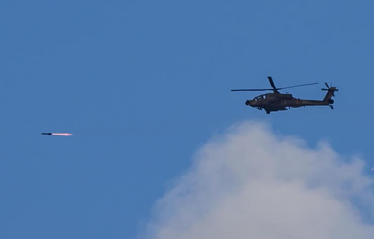 מסוק אפאצ'י של חיל האוויר משגר טיל לעבר רצועת עזה במלחמת חרבות ברזל, כפי שנראה מעל שדרות 