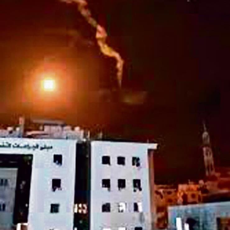 פצצות תאורה שנורו מעל מתחם שיפא כדי לעודד אזרחים לעזוב
