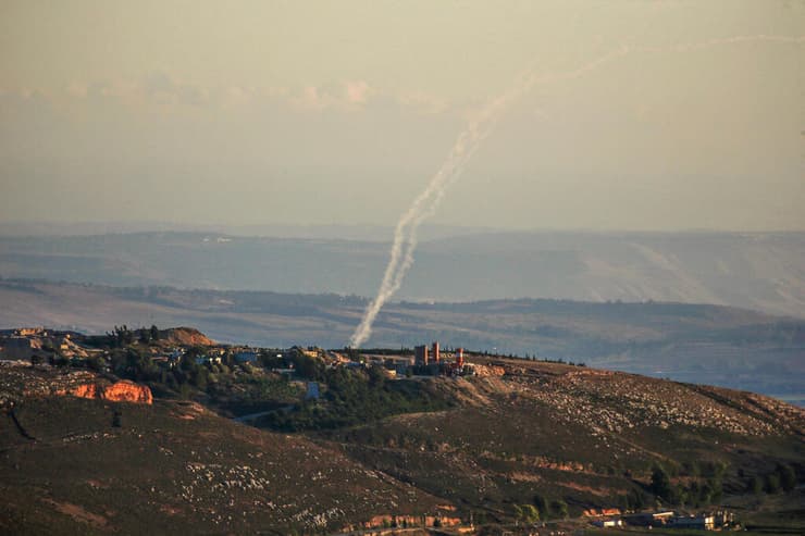 שיגור רקטות של חיזבאללה לעבר ישראל בדרום לבנון