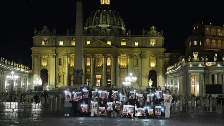 בני משפחות החטופים נפגשו עם האפיפיור בכיכר סאן פייטרו