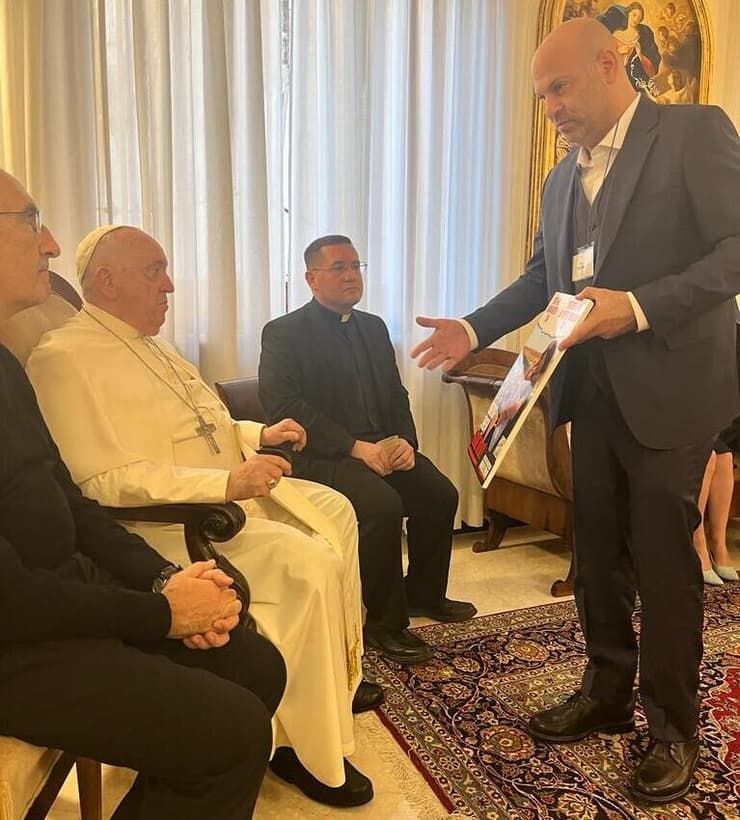 אפיפיור פרנציסקוס נפגש הבוקר בוותיקן עם בני משפחות החטופים