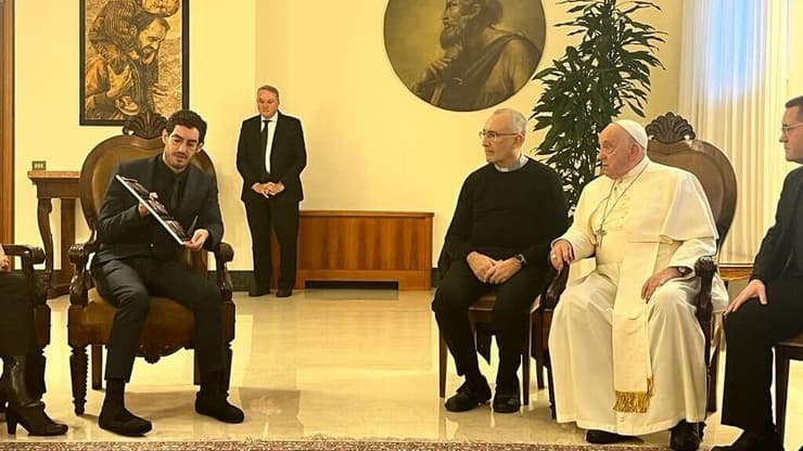 אפיפיור פרנציסקוס נפגש הבוקר בוותיקן עם בני משפחות החטופים