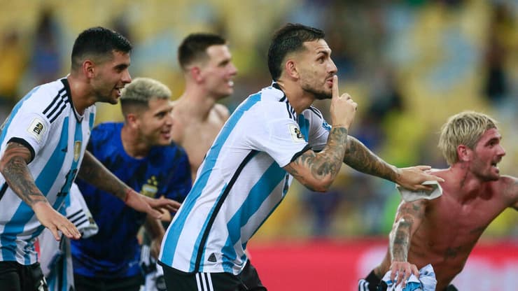 שחקני נבחרת ארגנטינה חוגגים אחרי הניצחון על ברזיל